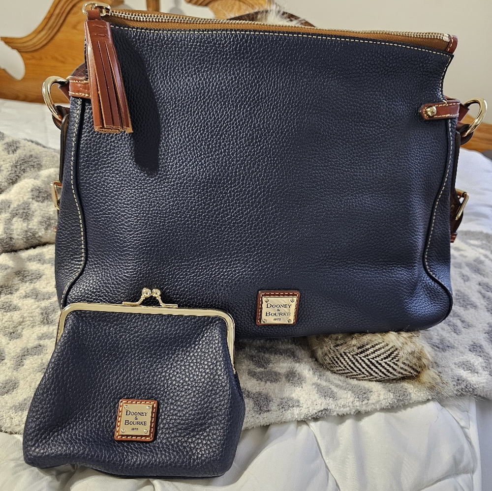 2 piece Dooney and Burke navy shoulder bag and kiss lock card holder. - Picture 9 of 10